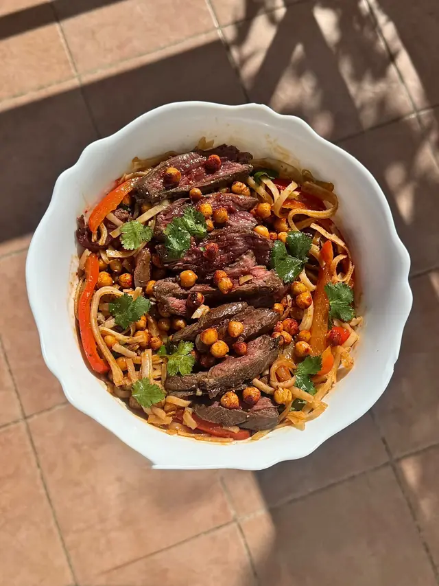 Beef salad : bœuf mariné, pois chiches grillés et légumes croquants