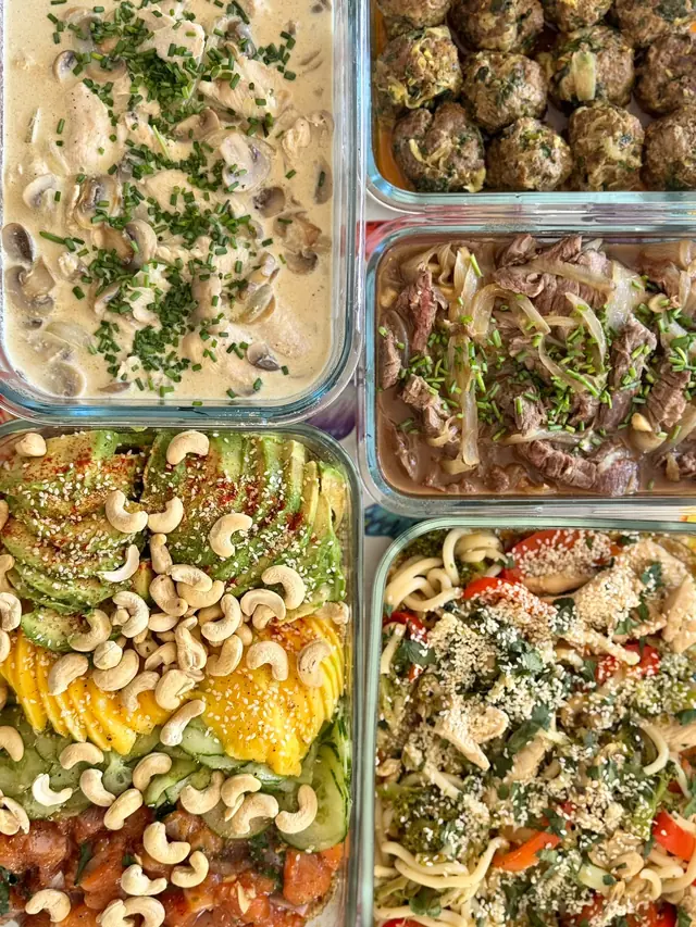Quatre boîtes en verre remplies : plat crémeux, boulettes, salade de pâtes aux légumes, poulet
