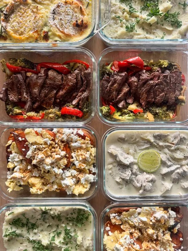 Boîtes en verre remplies : bœuf aux poivrons, gratins, poulet à la crème