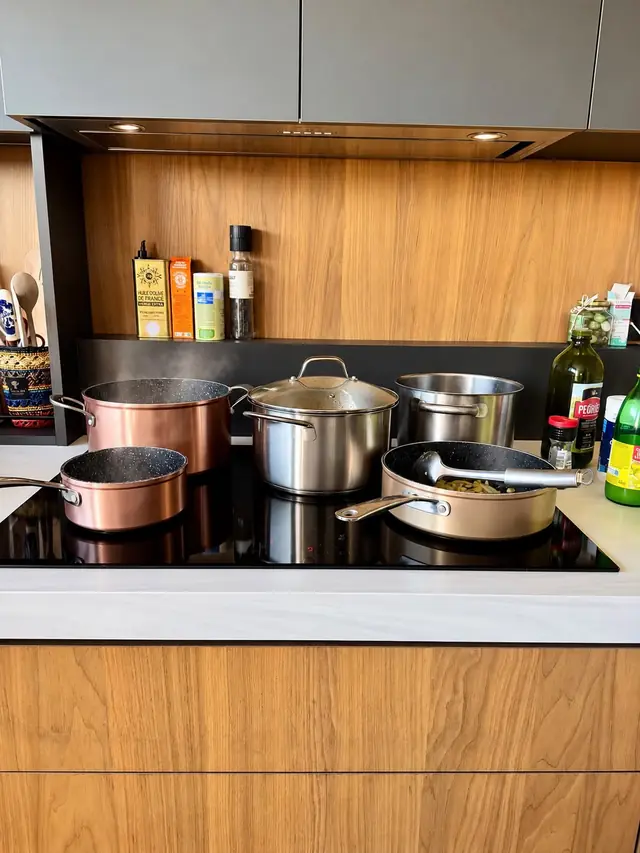 Casseroles et faitouts sur la plaque de cuisson d’une cliente, prêts pour la séance