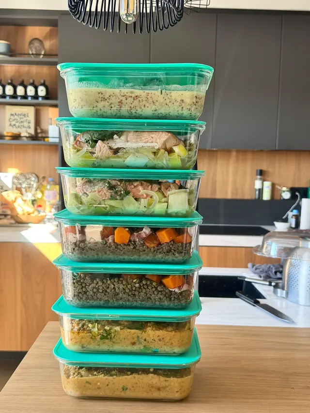 Une colonne de boîtes de conservation remplies de plats variés