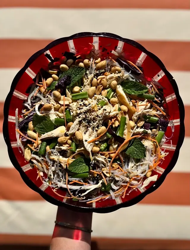 Salade asiatique aux vermicelles et légumes croquants